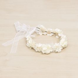 Knotted crown with cora, zoe and gypsophila flowers