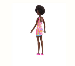 Barbie Doll con abito rosa con stampa barbie e capelli castani ricci