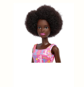 Barbie Doll con abito rosa con stampa barbie e capelli castani ricci